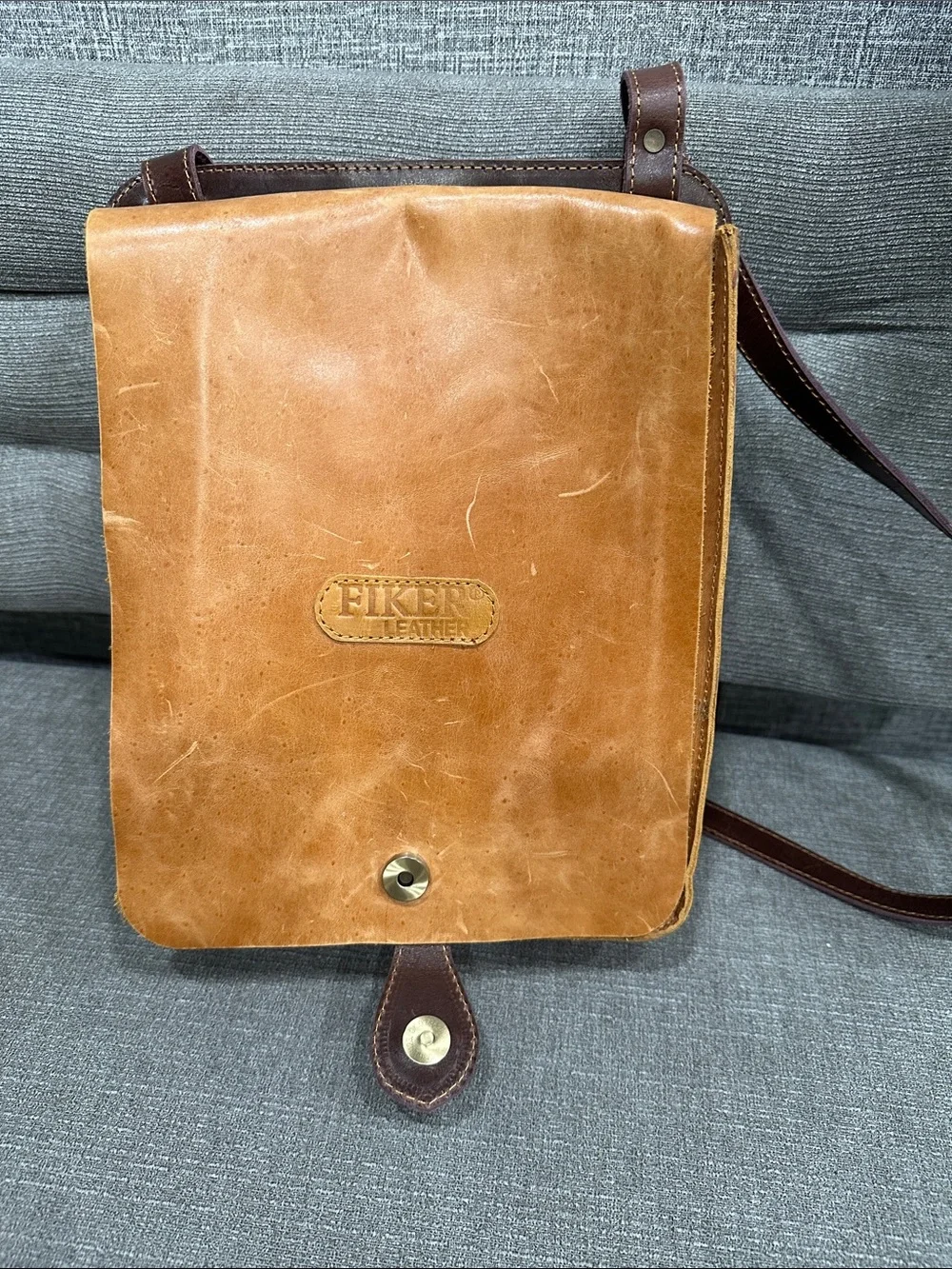 Leather Men's Tan and dark brown Messenger Bag.